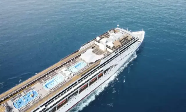 La MSC Lirica, con la sua imponente lunghezza, solca le acque blu. La nave da crociera offre ponti con piscine e aree relax.