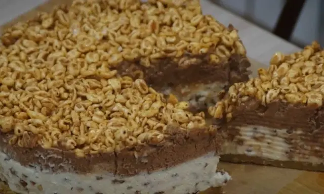 Tort z batoników Kinder: zachwyć prezentem bez pieczenia!