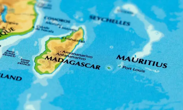 Mapa pokazuje, gdzie leży Mauritius – na Oceanie Indyjskim, na wschód od Madagaskaru.