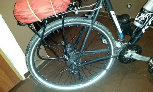 Bagażnik rowerowy z sakwą, gotowy do montażu. Dowiedz się, jak zamontować bagażnik tylny do roweru.