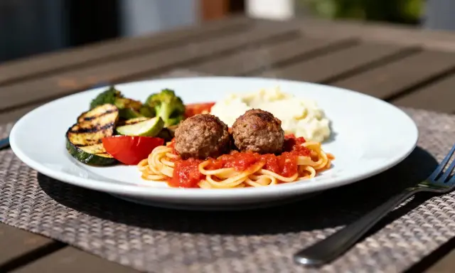 Boulettes de viande sur pâtes avec sauce tomate, purée et légumes grillés. La meilleure sauce pour boulette de viande, c'est celle-ci !