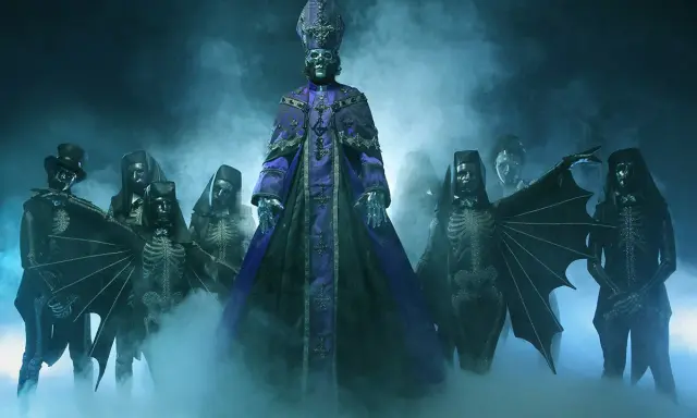 Ghost-medlemmar i mystisk dimma, redo för sitt nya album.