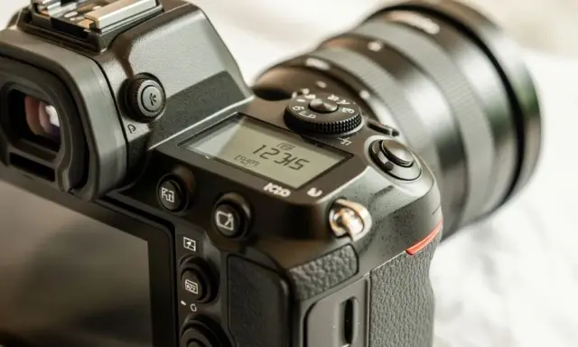 Jak sprawdzić przebieg aparatu Nikon? Poznaj licznik migawki i stan!