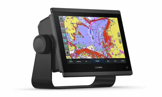 Écran de navigation Garmin affichant une carte marine détaillée, un tracker bateau monde pour explorer les océans.