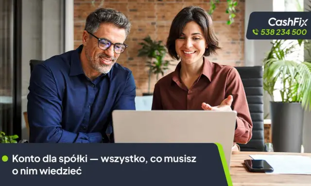 Uśmiechnięci ludzie przy laptopie omawiają konto dla spółki z o.o. Wszystko, co musisz wiedzieć o finansach firmy.