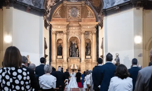Boda en la iglesia. La novia y el novio se dan el "sí, quiero" ante el altar. ¿Cuántas veces te puedes casar por la iglesia?