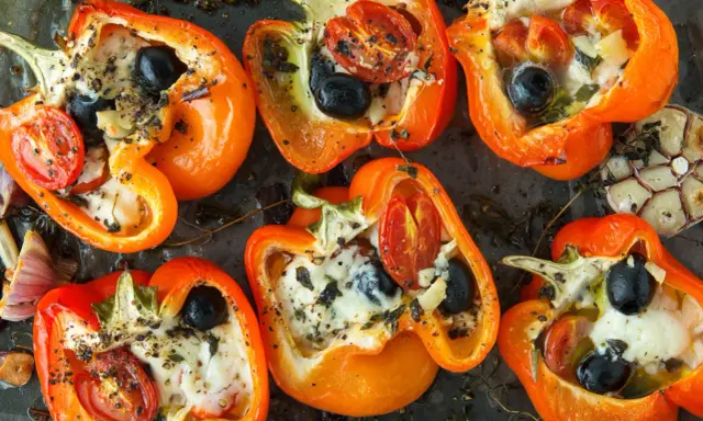 Poivrons farcis au fromage, tomates et olives, prêts pour une délicieuse recette poivron.