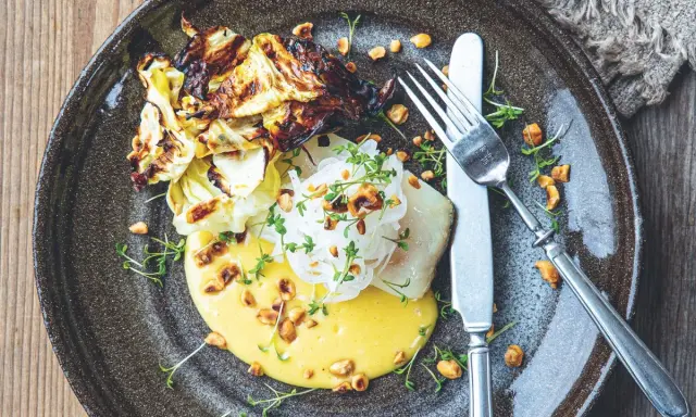 Lyxig torskrygg med rostad kål, nötter och en krämig sås. Ett recept som garanterat imponerar.