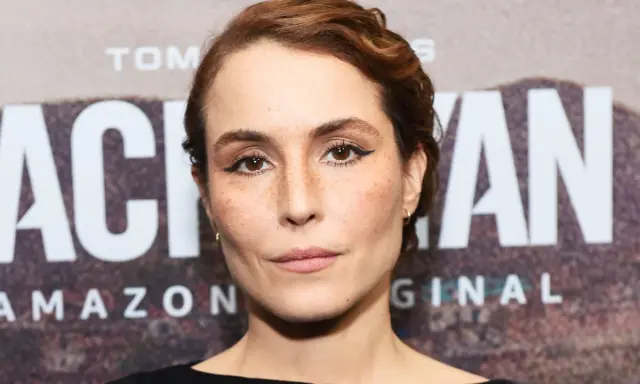 Noomi Rapace med fregnar och eyeliner, i bakgrunden syns texten "JACK RYAN AMAZON ORIGINAL".