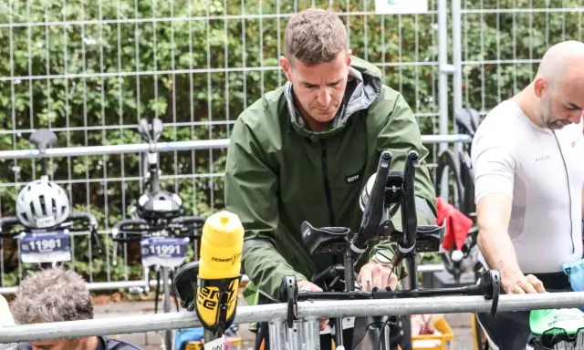 Vorbereitung auf den **triathlon kurzdistanz**: Athleten checken ihre Rennräder, Helme und Trinkflaschen.