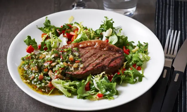Perfekt grillad picanha med en fräsch sallad och chimichurri. En härlig måltid att njuta av.