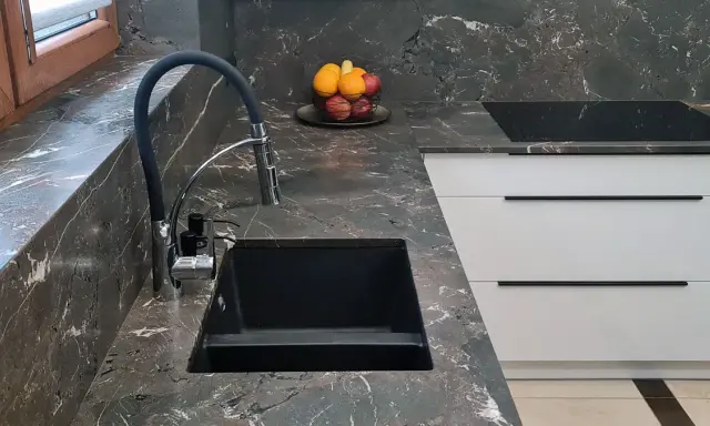Granit czy konglomerat? Co wybrać na blat, parapet, schody?