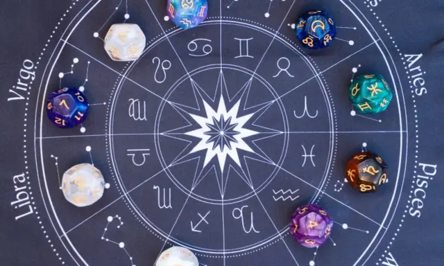 Kości do gry z symbolami zodiaku i numerologiczna 2 z 11.
