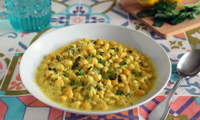 Un cremoso plato de garbanzos en salsa amarilla, con hierbas frescas picadas. ¡Un sabor italiano que te encantará!