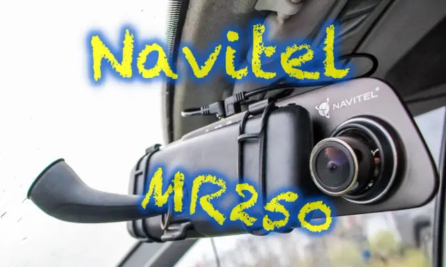 Kamera samochodowa Navitel MR250 zasilana z lusterka.