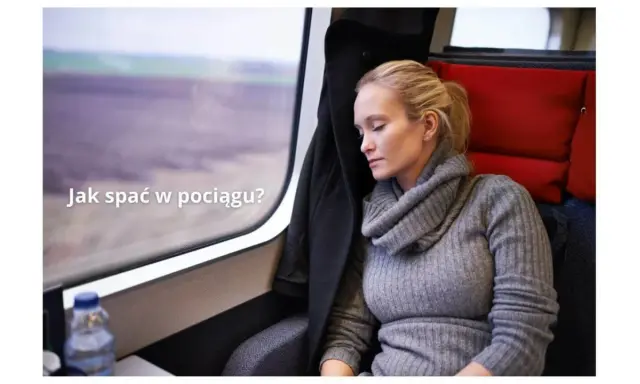 Kobieta odpoczywa, śpiąc w pociągu. Obok niej butelka wody, a za oknem rozmyty krajobraz.