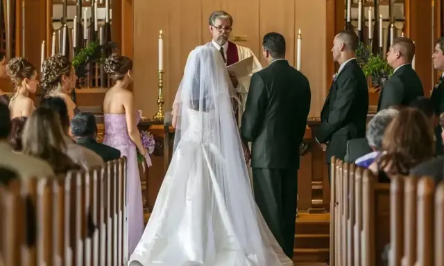 Para młoda przed ołtarzem, świadkowie i goście. Cichy ślub kościelny bez mszy, wzruszająca chwila.