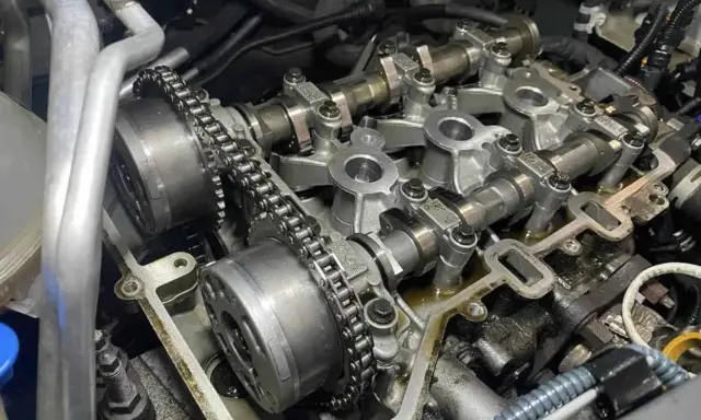 Silnik Peugeot 207 1.4 benzyna. Widoczne koła zębate i łańcuch rozrządu. Wymiana rozrządu co ile?