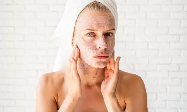 Vianek Rewitalizująca Maseczka-Peeling: Sekret promiennej cery?