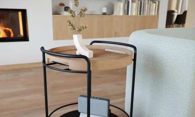 Ett stilrent, **högt brickbord** i trä och svart metall med en modern vas och en högtalare. Perfekt för att servera fika eller förvara favoritböcker.