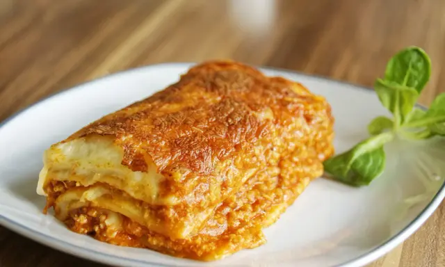 Pyszna, warstwowa lasagne z mięsem mielonym, idealna na rodzinny obiad. Prosty przepis, który zachwyci każdego.