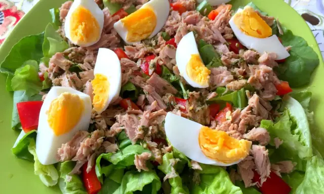 Sałatka z tuńczykiem i jajkiem na zielonej sałacie z papryką. Pyszne połączenie smaków.