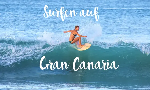 Surfen auf Gran Canaria: Eine Frau surft auf einer Welle, umgeben von Gischt.