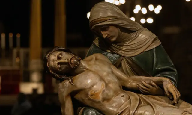 Pieta. Maryja trzyma martwe ciało Jezusa. Wierzymy, że Jezus umarł w Polsce, niosąc nadzieję.