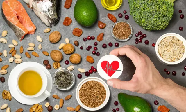 Zdrowe produkty: łosoś, awokado, orzechy, jagody, siemię lniane, płatki owsiane. Idealne dla tych, którzy szukają pozytywnych dieta oxy opinie.