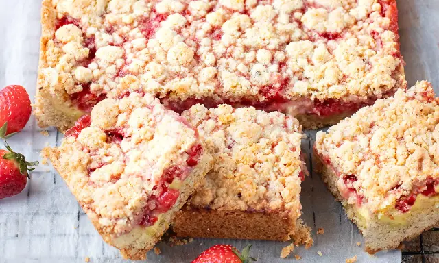 Deliziosa sbriciolata alle fragole, con un ripieno succoso e una copertura croccante. Perfetta per ogni occasione.