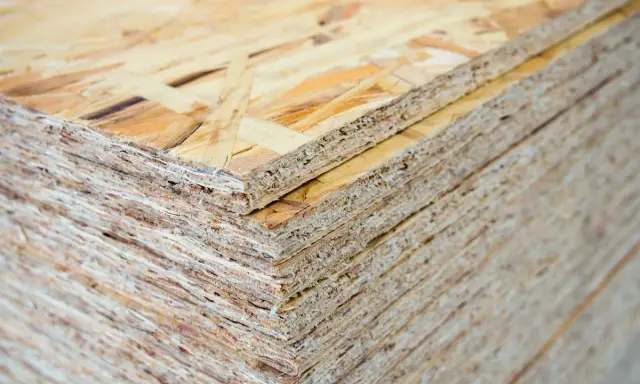 Une pile de panneaux de bois OSB, prêts pour une nouvelle construction.