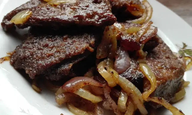 Wątróbka wieprzowa przepis: soczyste plastry wątróbki z cebulką, idealne na obiad.