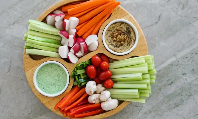 Bunte Gemüsesticks mit Hummus und Dip – perfekt für eine leichte Mahlzeit von 1000 Kalorien am Tag.