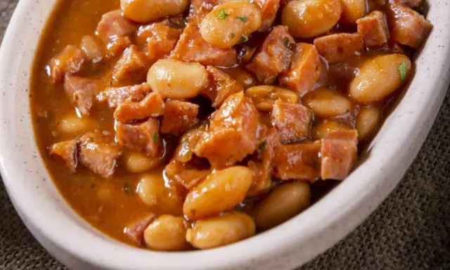 Wojskowa fasolka po bretońsku przepis: sycące danie z białej fasoli i kawałków kiełbasy w sosie.