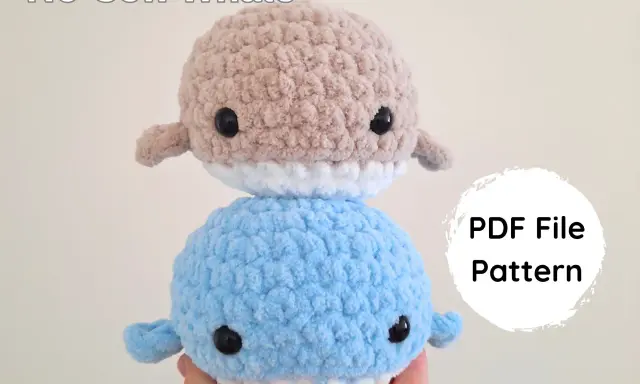 Dos ballenas amigurumi apiladas, una beige y otra azul. ¡Descarga el patrón PDF para crear las tuyas!
