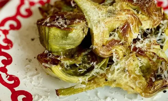 Alcachofas asadas con queso rallado, perfectas para tus recetas.