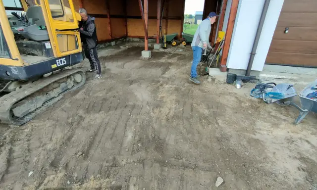 Piasek czy żwir pod kostkę? Wybierz dobrze i śpij spokojnie!