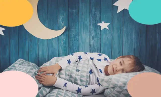 Niño duerme plácidamente en su cama, con pijama de estrellas. Es hora de acostarse y soñar con la luna y las estrellas decoran su habitación.