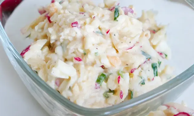 Pyszna pasta jajeczna z rzodkiewką i szczypiorkiem, idealna na kanapki.