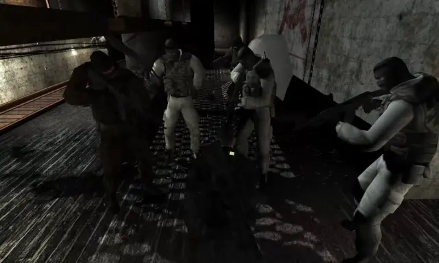 Agent Sam Fisher z serii Splinter Cell w akcji, otoczony przez wrogów w mrocznym korytarzu.