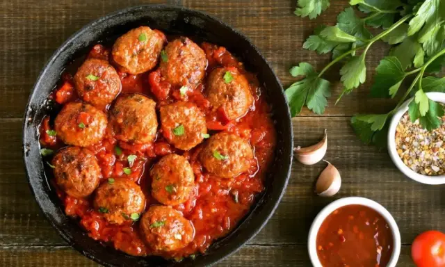 Albóndigas en salsa arguiñano, jugosas y caseras, listas para disfrutar. Un clásico que nunca falla.