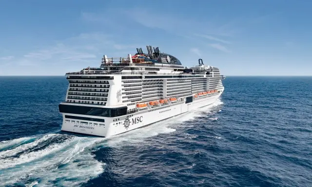La MSC Bellissima solca il mare blu, pronta per una crociera corta indimenticabile.