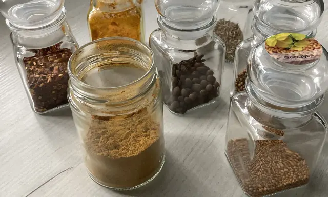Słoiczki z przyprawami: chili, kurkuma, kmin rzymski, kolendra, gorczyca. Idealne, jakie przyprawy do curry!