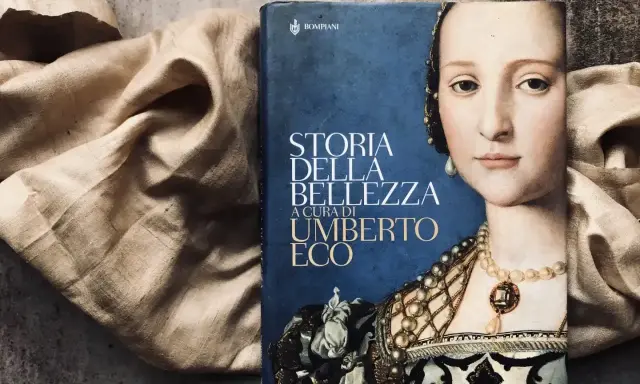 Książka Umberto Eco "Historia Piękna" to fascynująca podróż przez wieki, odkrywająca piękno w sztuce i literaturze.