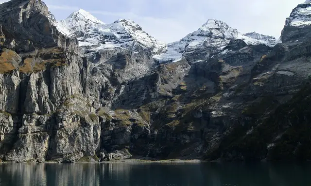 Majestatyczne, ośnieżone szczyty górskie nad spokojnym jeziorem. Niezapomniane tatry atrakcje dla każdego miłośnika przyrody.