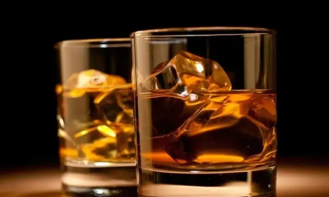 Whisky a zdrowie: Czy szkodzi? Ekspert obala mity i fakty
