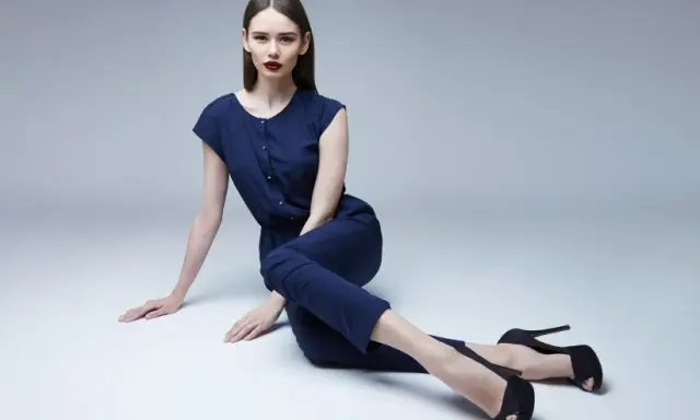 Buty do granatowego kombinezonu: idealne połączenia na każdą okazję