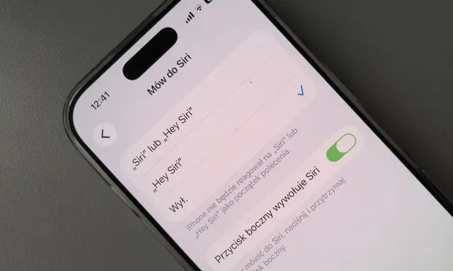 Ustawienia iPhone'a dotyczące aktywacji Siri po polsku. Można wybrać "Siri", "Hey Siri" lub wyłączyć.