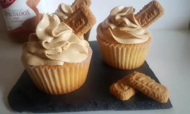 Cupcakes gourmands avec un glaçage speculoos onctueux, décorés de biscuits.