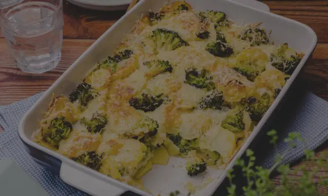 Herzhaftes Brokkoliauflauf Rezept: Kartoffeln und Brokkoli überbacken mit Käse in einer Auflaufform.